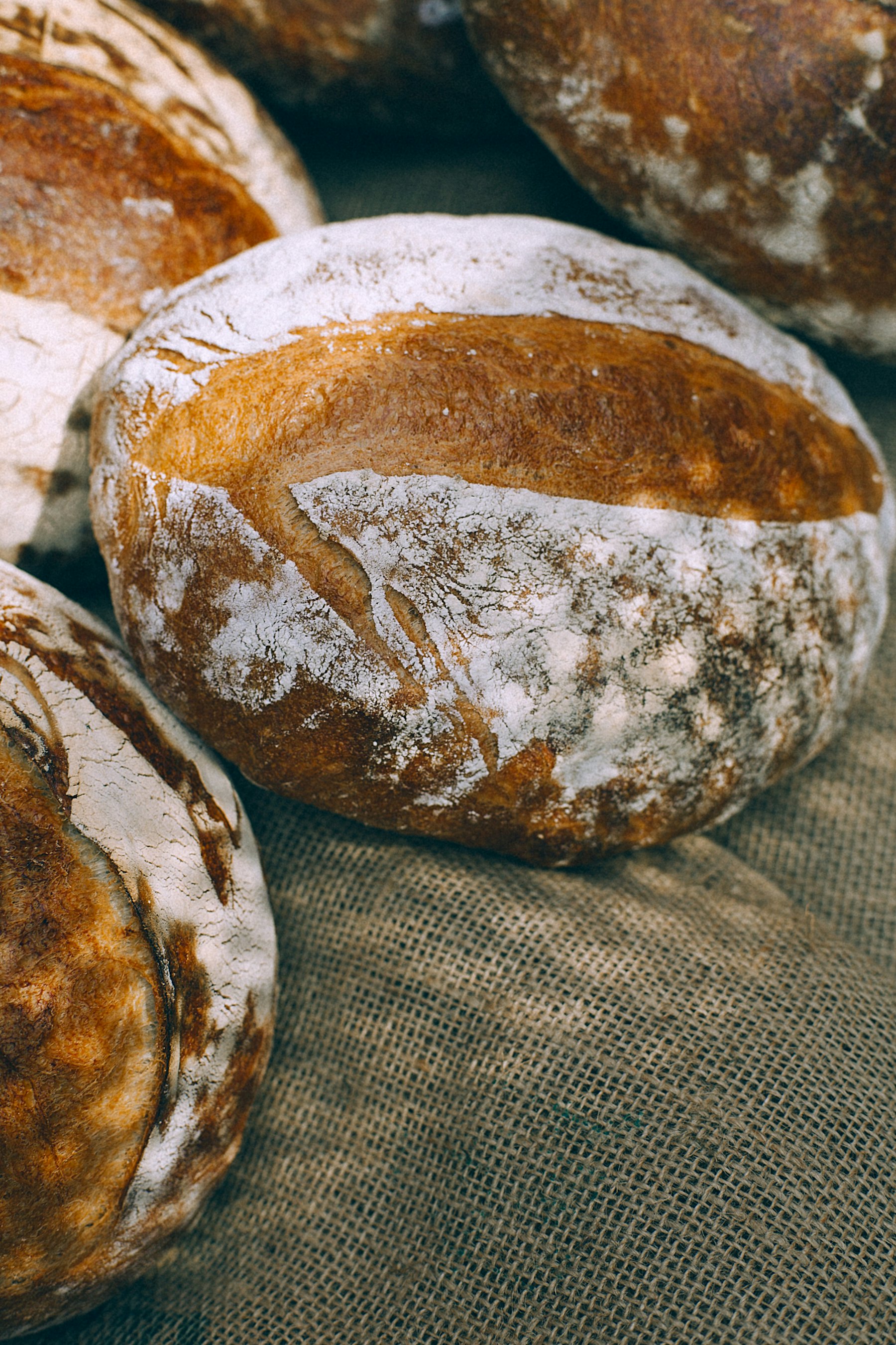 Brot auf Jutetuch
