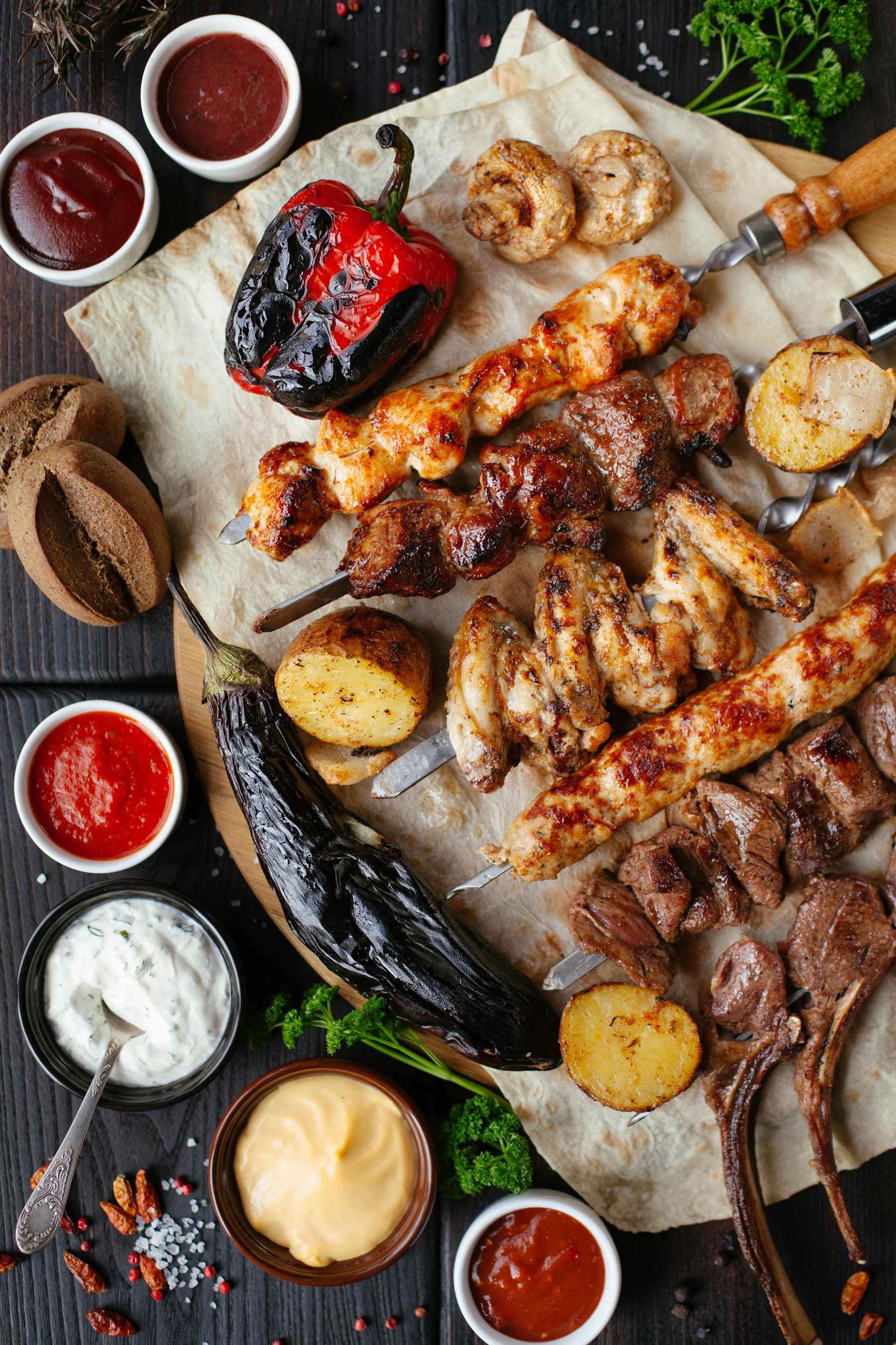 Gegrilltes Fleisch mit Gemüse